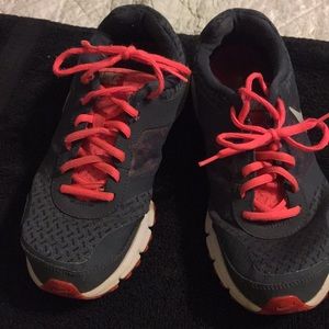 Nike grey and pink air aero ply size 8 tennis sh